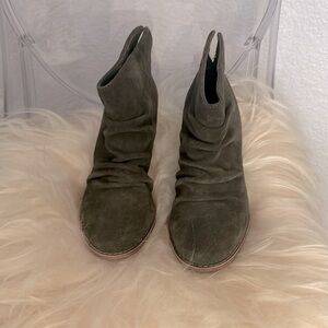 Splendid ankle boots in forest/army green.   Suede